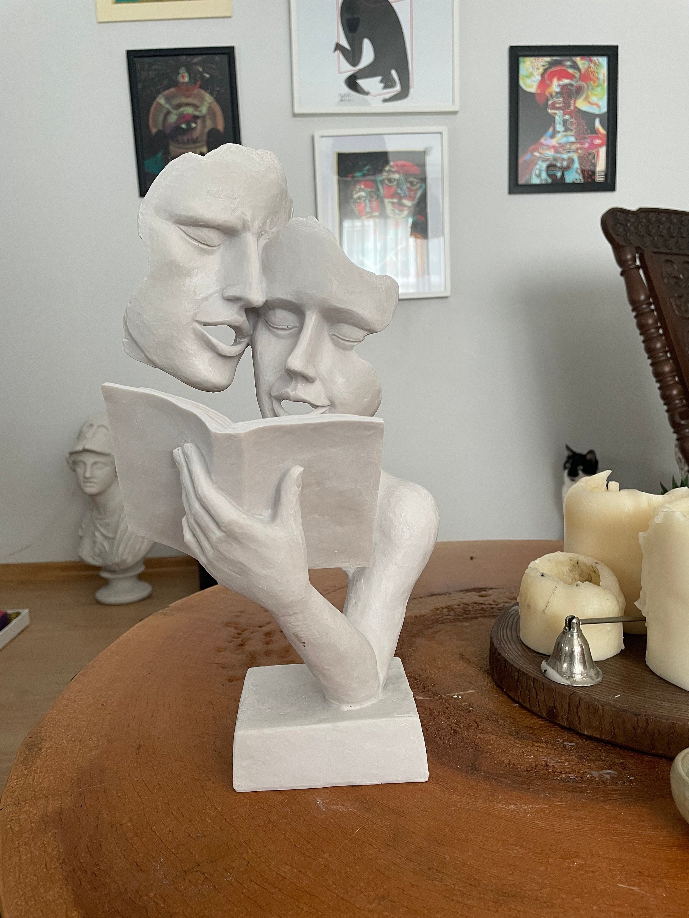 Elegant Mask Sculpture: A Symbol of Artistic Sophistication