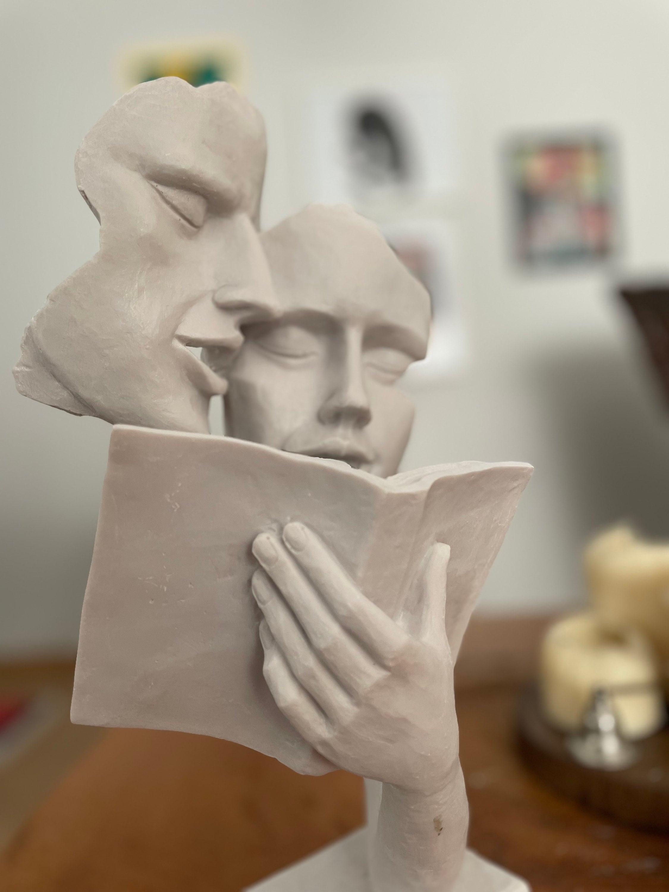 Elegant Mask Sculpture: A Symbol of Artistic Sophistication