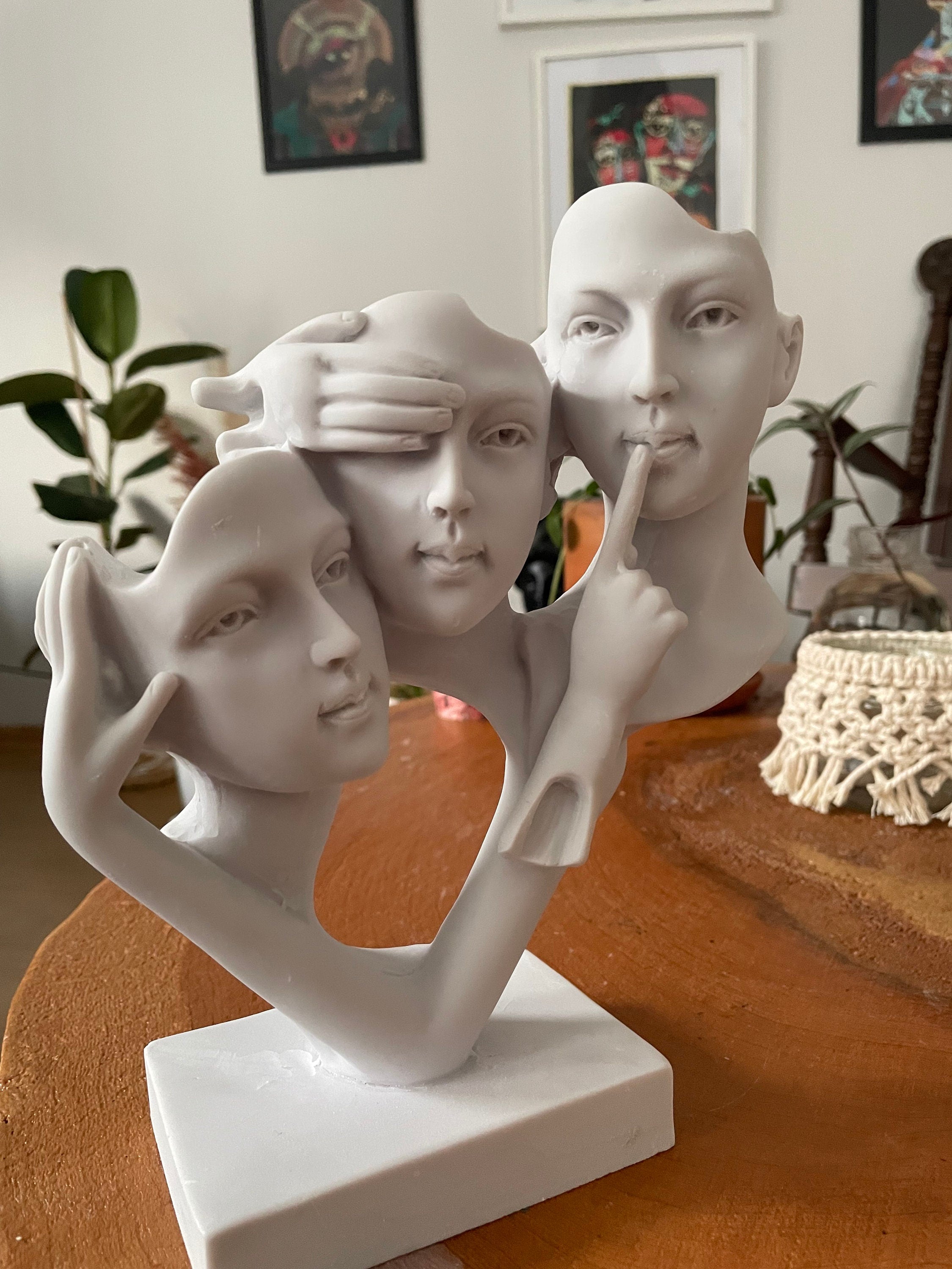 Majestic Mask Sculpture: A Grand Statement in Artistry
